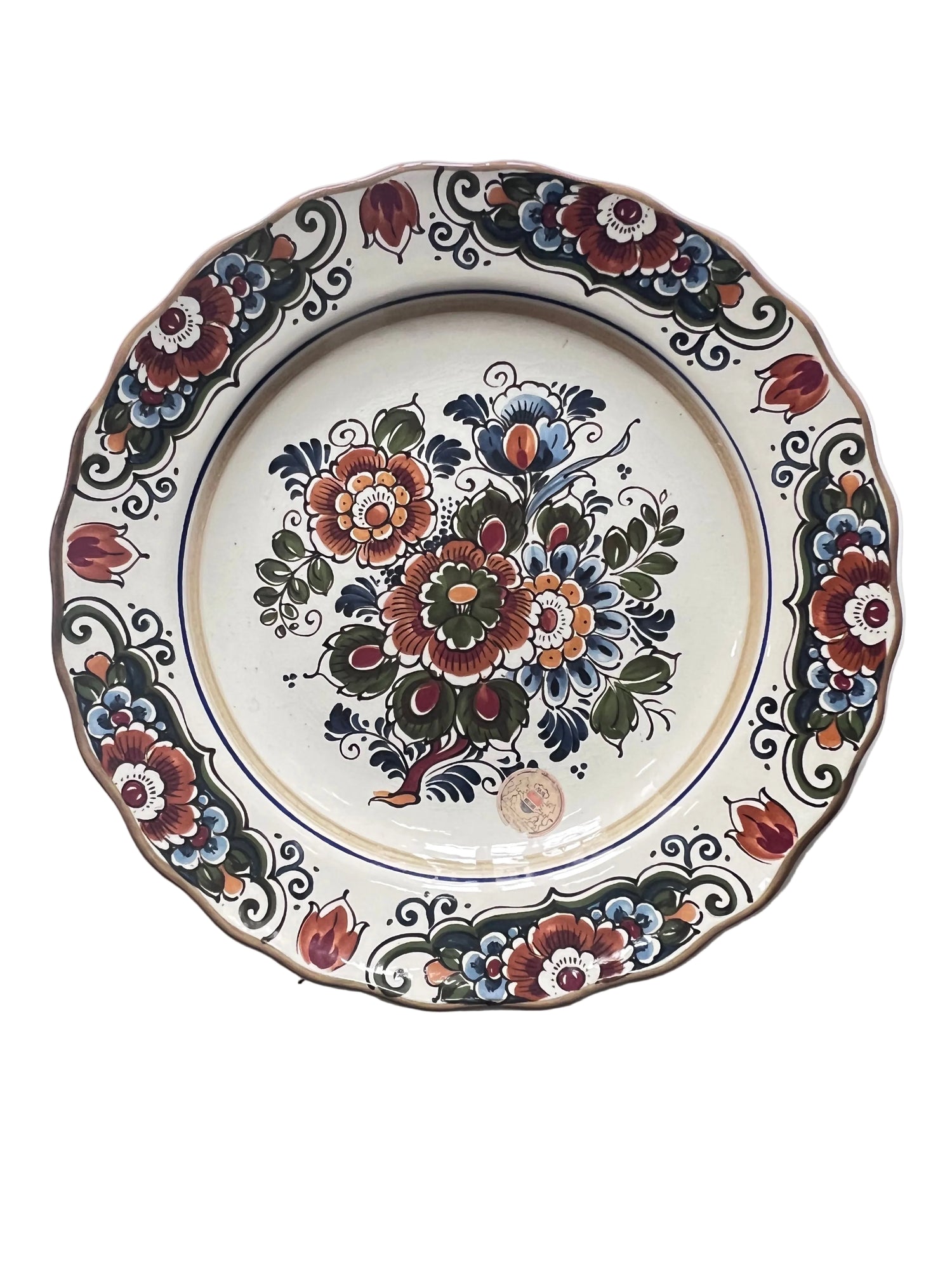 Delfts Polychroom wandbord, handbeschilderd Delfts bord, Delfts aardewerk wanddecoratie, polychroom keramiek Nederland, handgeschilderd keramisch bord, Delfts blauw polychroom, Hollandse keramiek wandbord, traditioneel Delfts keramiek, uniek Delfts polychroom bord, decoratief Delfts bord