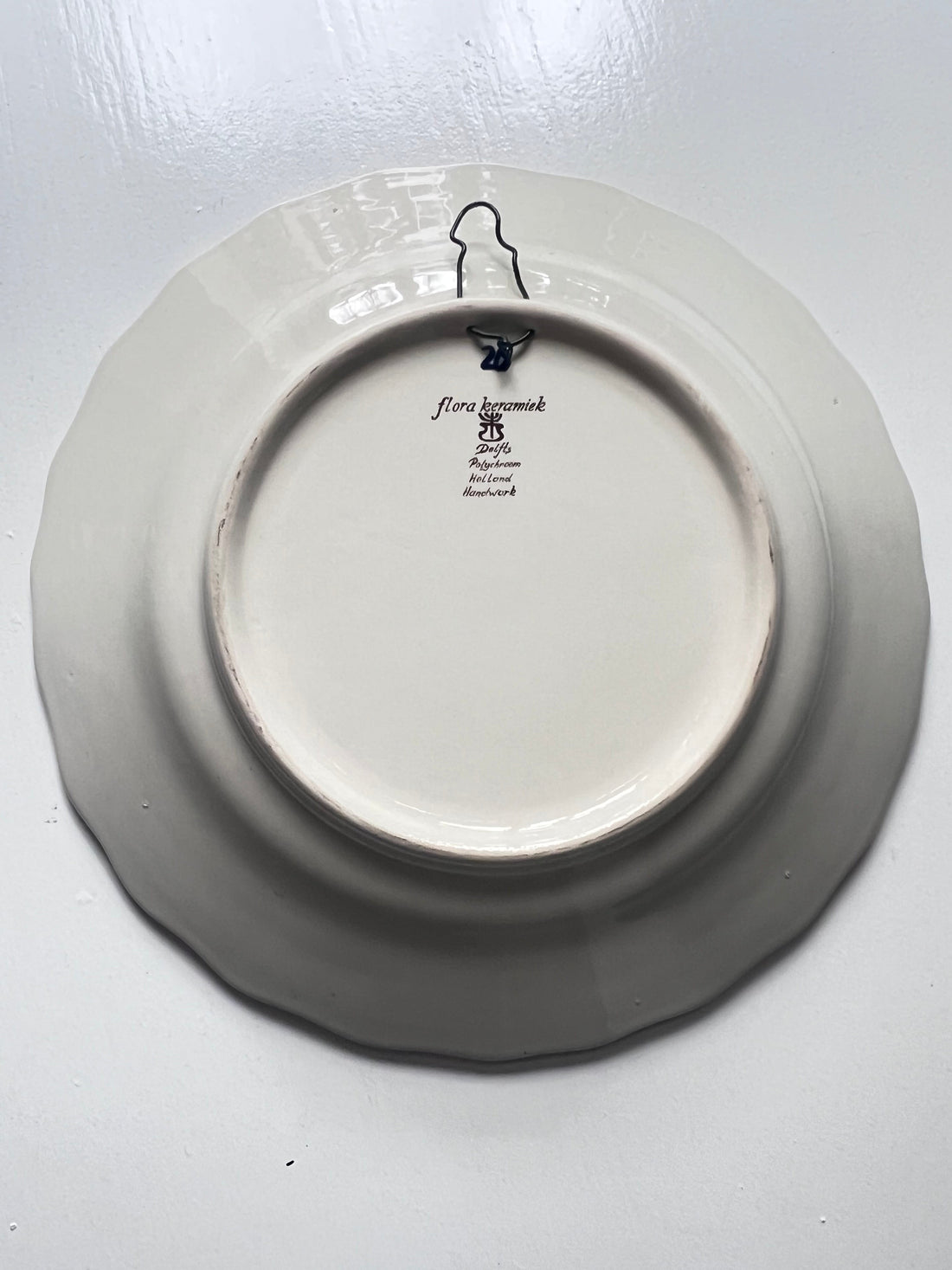 Delfts Polychroom wandbord, handbeschilderd Delfts bord, Delfts aardewerk wanddecoratie, polychroom keramiek Nederland, handgeschilderd keramisch bord, Delfts blauw polychroom, Hollandse keramiek wandbord, traditioneel Delfts keramiek, uniek Delfts polychroom bord, decoratief Delfts bord