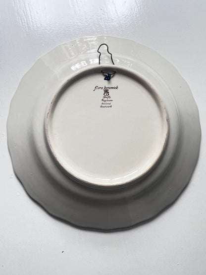 Delfts Polychroom wandbord, handbeschilderd Delfts bord, Delfts aardewerk wanddecoratie, polychroom keramiek Nederland, handgeschilderd keramisch bord, Delfts blauw polychroom, Hollandse keramiek wandbord, traditioneel Delfts keramiek, uniek Delfts polychroom bord, decoratief Delfts bord