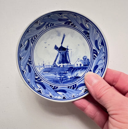 Mini Delftsblauw wandbord, handbeschilderd Delfts bord, klein Delfts aardewerk bord, Delfts blauwe mini decoratie, handgemaakte Delfts keramiek, Nederlandse keramiek wandbord, Delfts blauw wanddecoratie, traditioneel Delfts bordje, uniek Delftsblauw souvenir, Delfts aardewerk cadeau