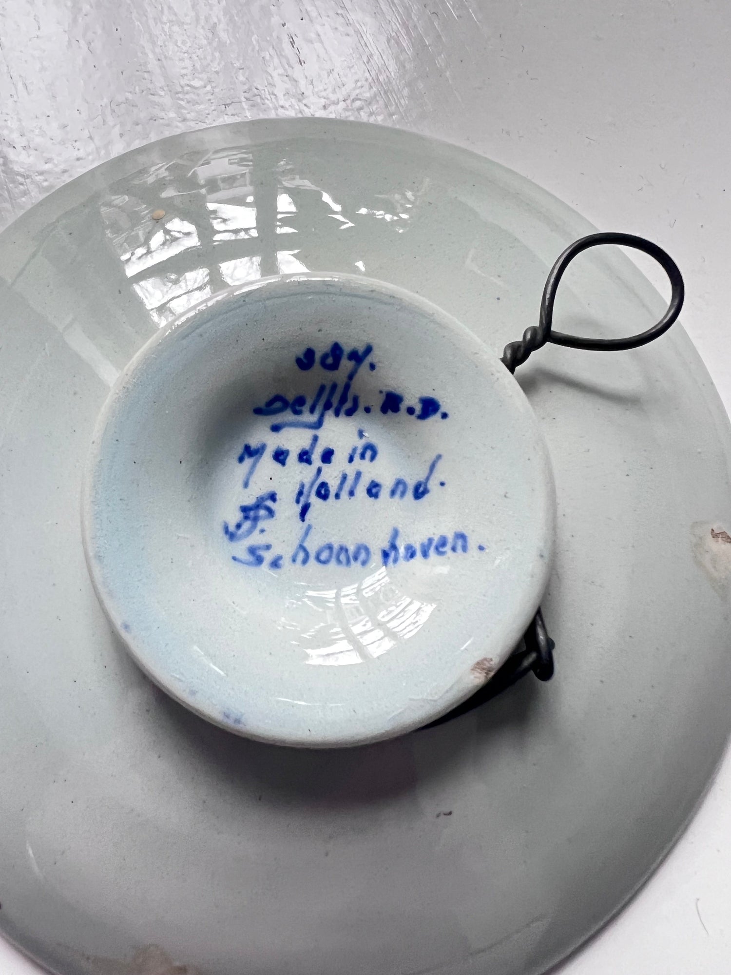 Mini Delftsblauw wandbord, handbeschilderd Delfts bord, klein Delfts aardewerk bord, Delfts blauwe mini decoratie, handgemaakte Delfts keramiek, Nederlandse keramiek wandbord, Delfts blauw wanddecoratie, traditioneel Delfts bordje, uniek Delftsblauw souvenir, Delfts aardewerk cadeau