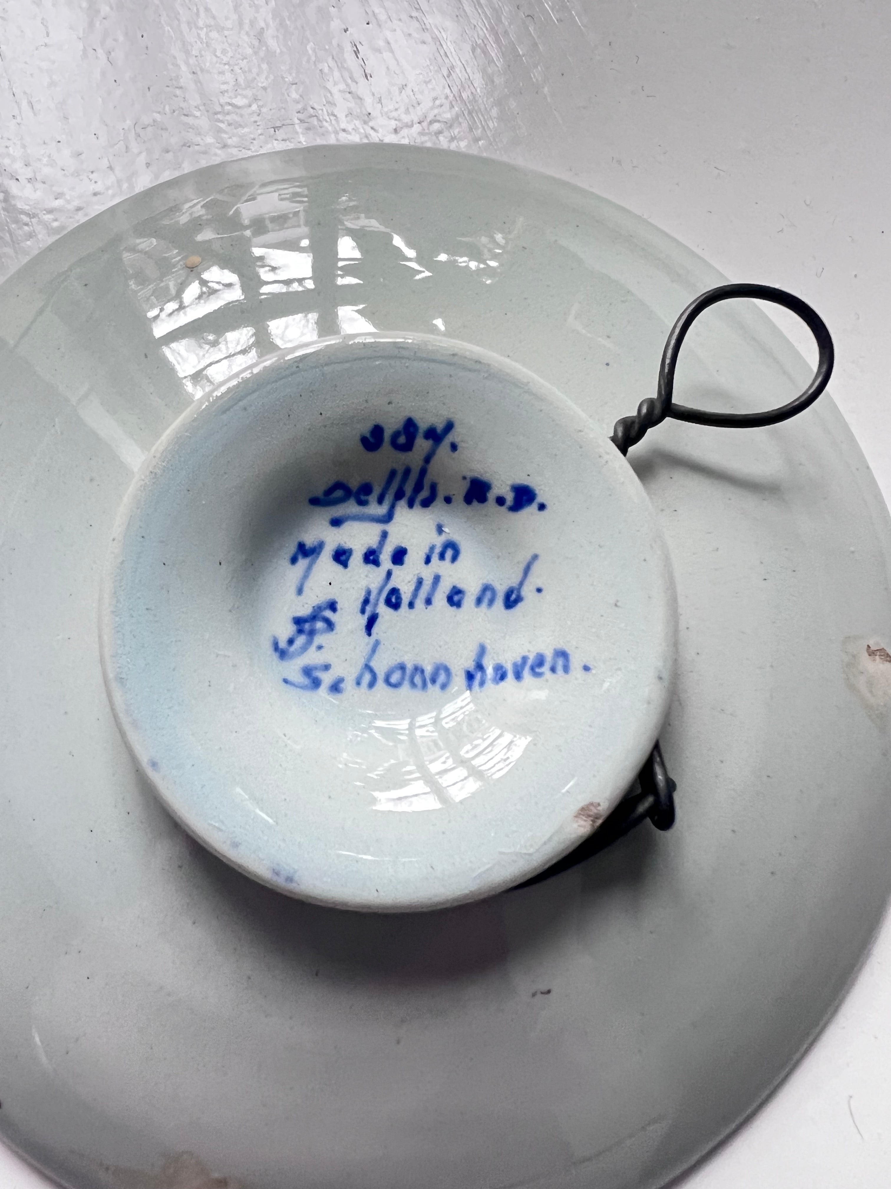 Mini Delftsblauw wandbord, handbeschilderd Delfts bord, klein Delfts aardewerk bord, Delfts blauwe mini decoratie, handgemaakte Delfts keramiek, Nederlandse keramiek wandbord, Delfts blauw wanddecoratie, traditioneel Delfts bordje, uniek Delftsblauw souvenir, Delfts aardewerk cadeau