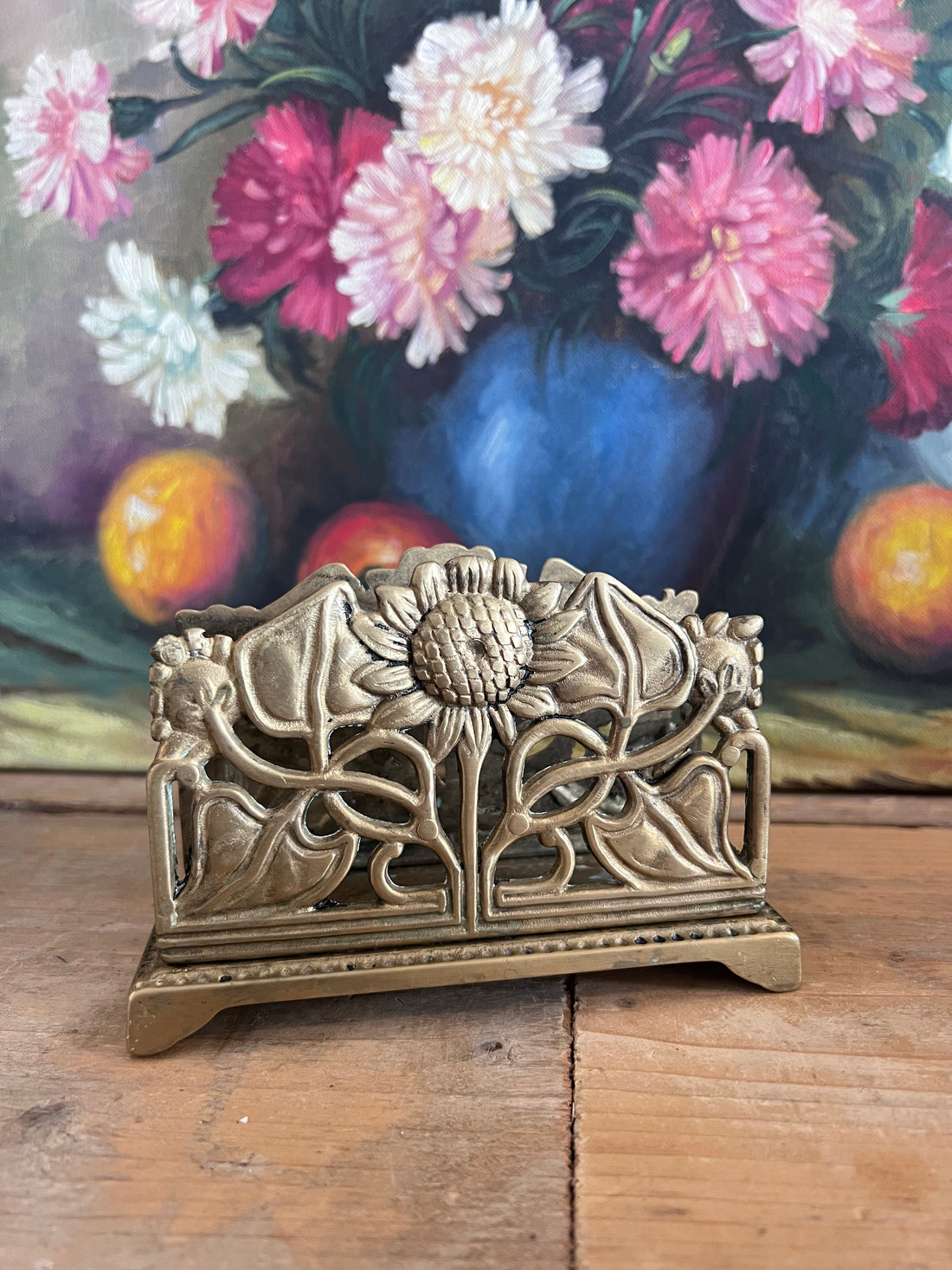 vintage brievenhouder, messing brievenhouder, Art Nouveau brievenhouder, brievenrek vintage, zonnebloem brievenhouder, vintage bureau accessoire, klassiek interieur décor, brievenhouder messing, Art Nouveau accessoires.