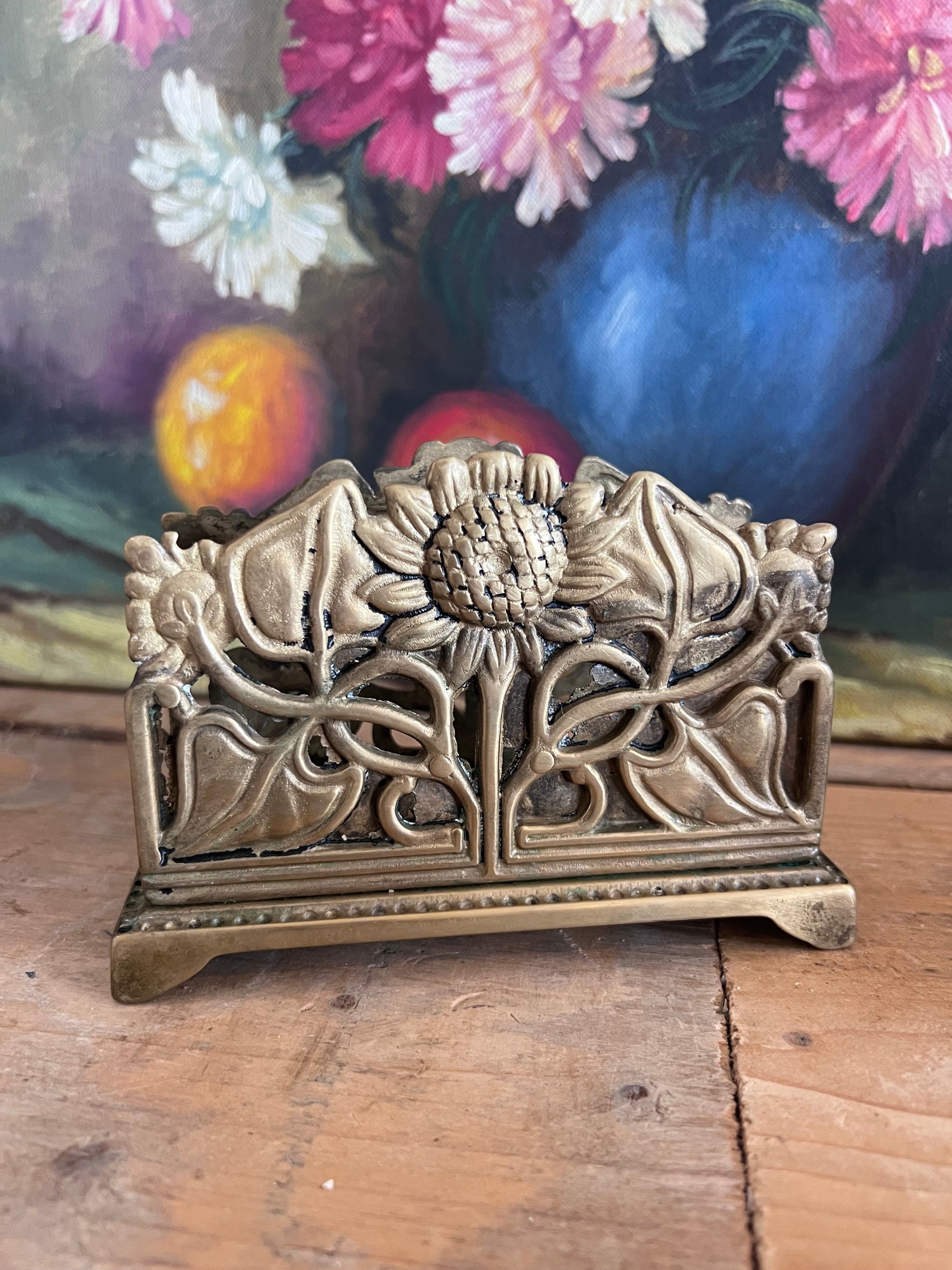 vintage brievenhouder, messing brievenhouder, Art Nouveau brievenhouder, brievenrek vintage, zonnebloem brievenhouder, vintage bureau accessoire, klassiek interieur décor, brievenhouder messing, Art Nouveau accessoires.