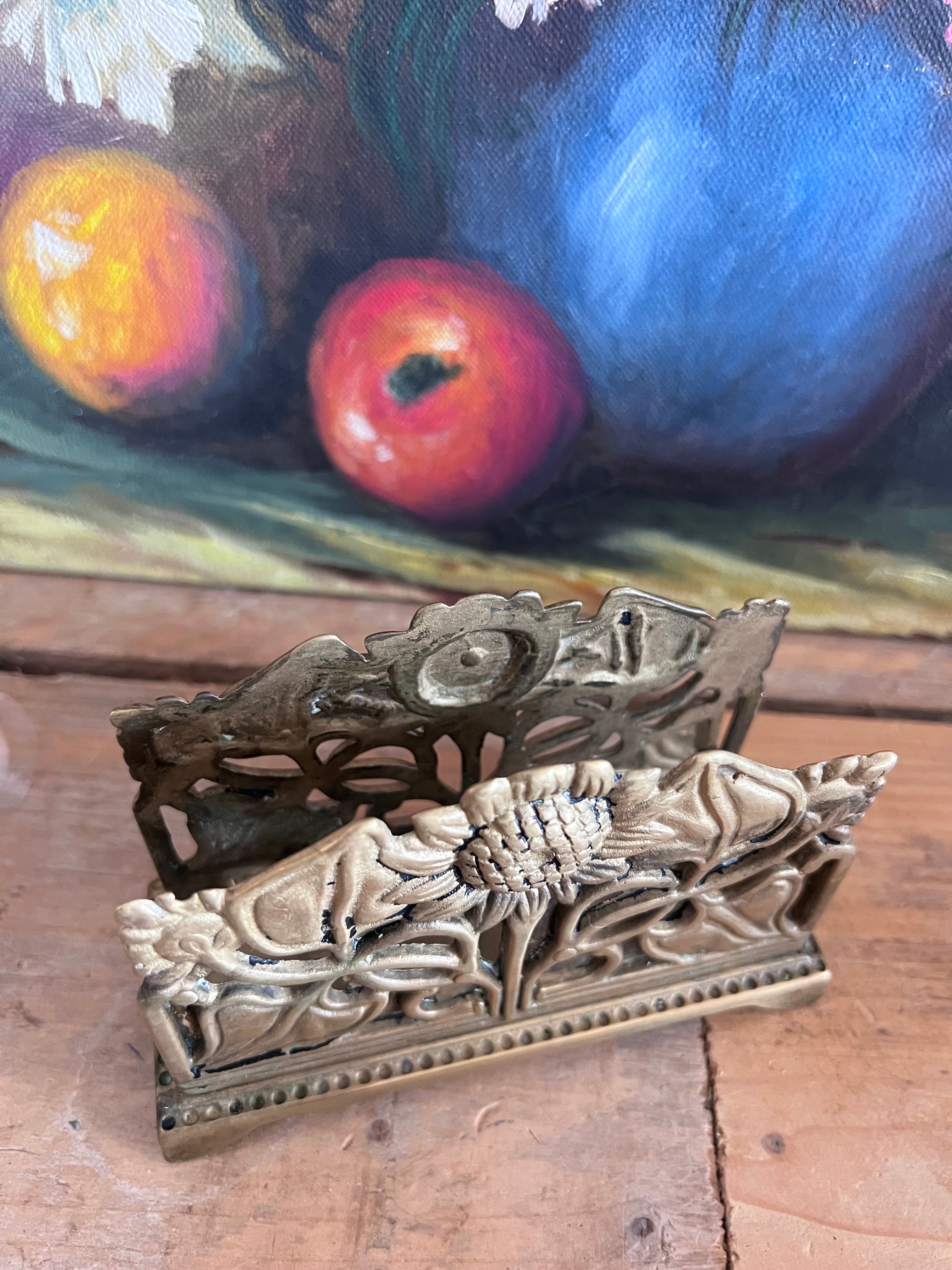 vintage brievenhouder, messing brievenhouder, Art Nouveau brievenhouder, brievenrek vintage, zonnebloem brievenhouder, vintage bureau accessoire, klassiek interieur décor, brievenhouder messing, Art Nouveau accessoires.