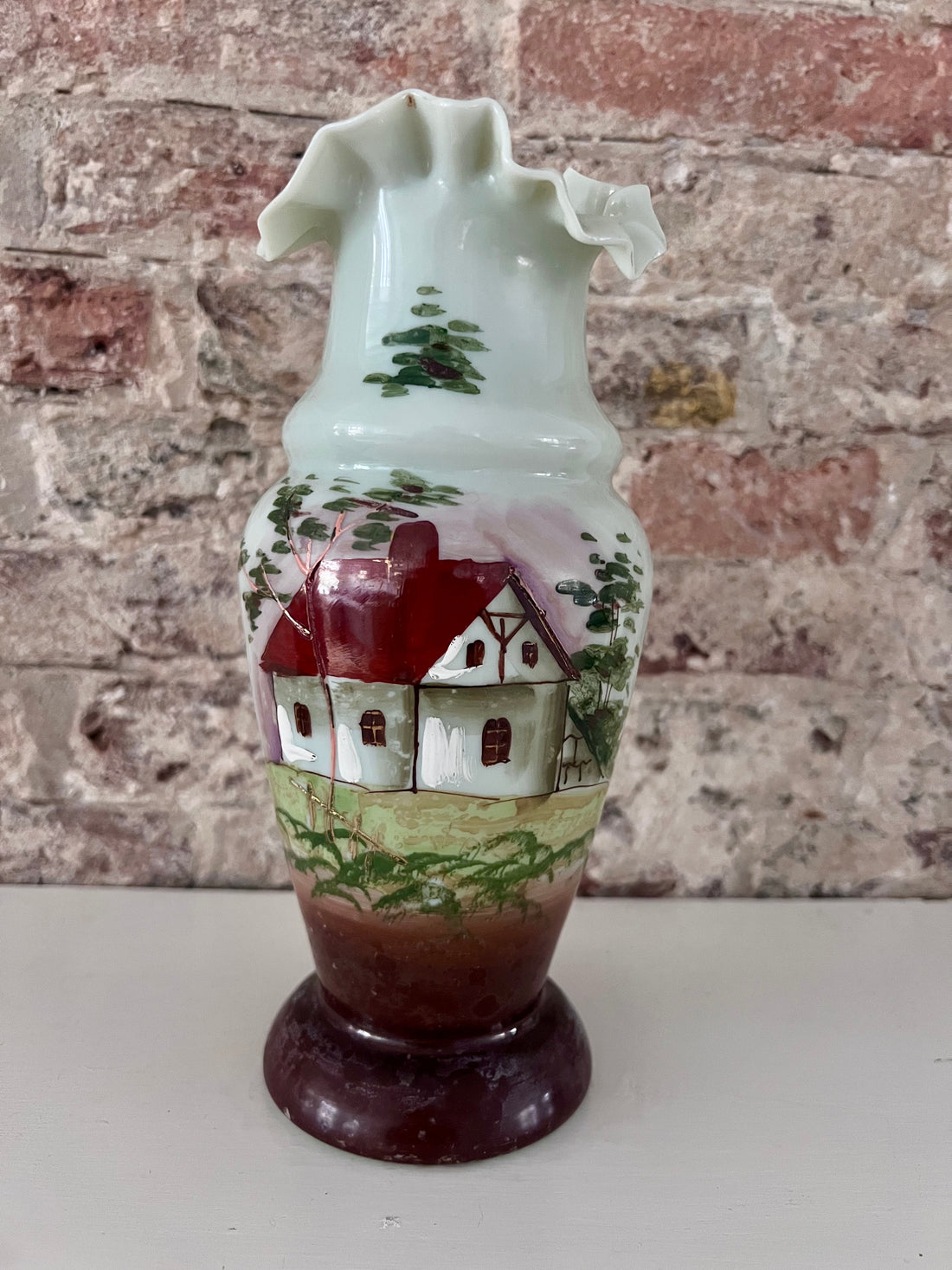 antieke opaline vaas, vintage aardetinten vaas, glazen vaas met huis afbeelding, nostalgische vaas, decoratieve vaas antiek, opaline glas vaas, landelijke woondecoratie, unieke antieke vaas, decoratieve vintage vaas, huis decor vaas.