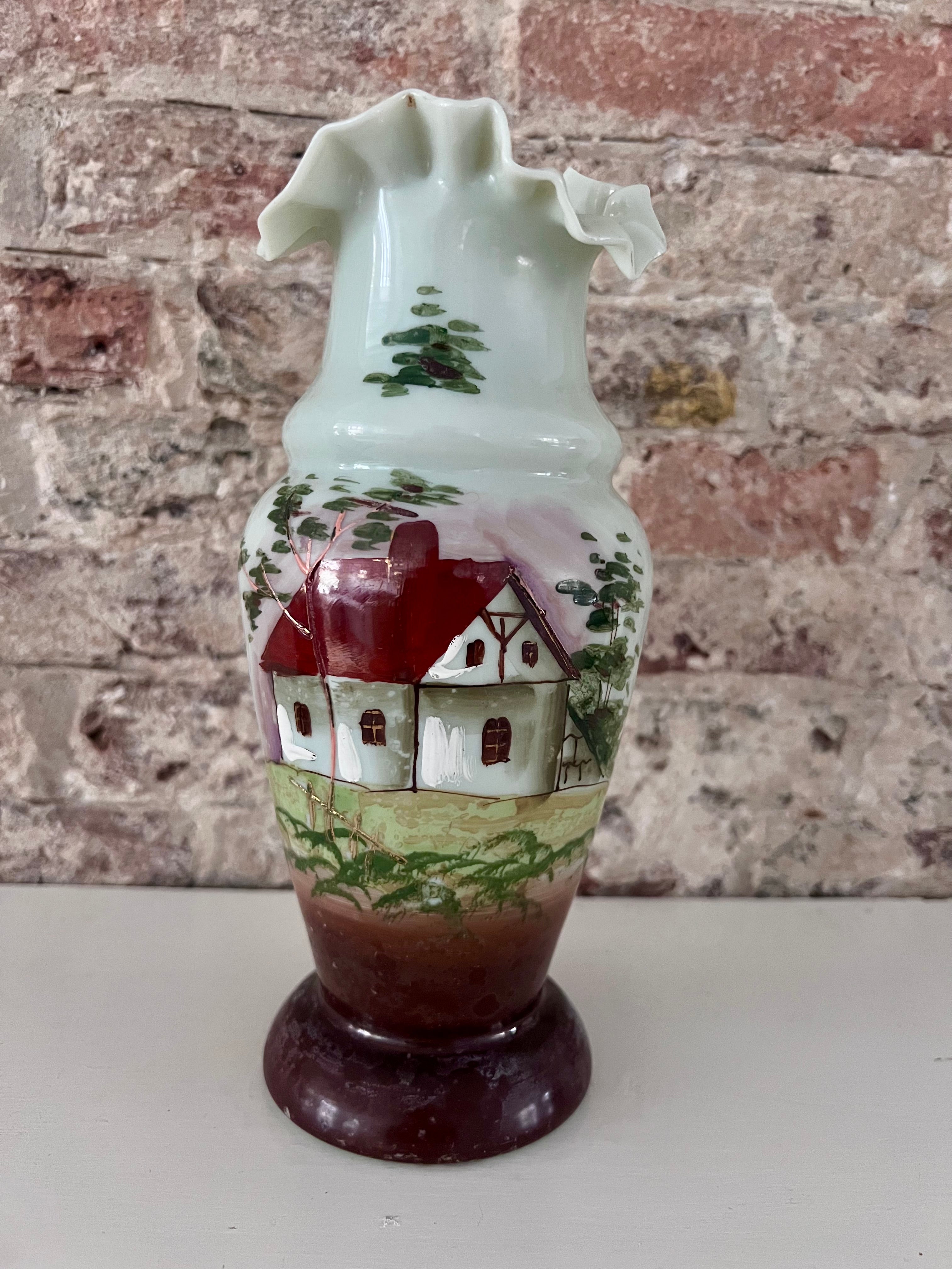 antieke opaline vaas, vintage aardetinten vaas, glazen vaas met huis afbeelding, nostalgische vaas, decoratieve vaas antiek, opaline glas vaas, landelijke woondecoratie, unieke antieke vaas, decoratieve vintage vaas, huis decor vaas.