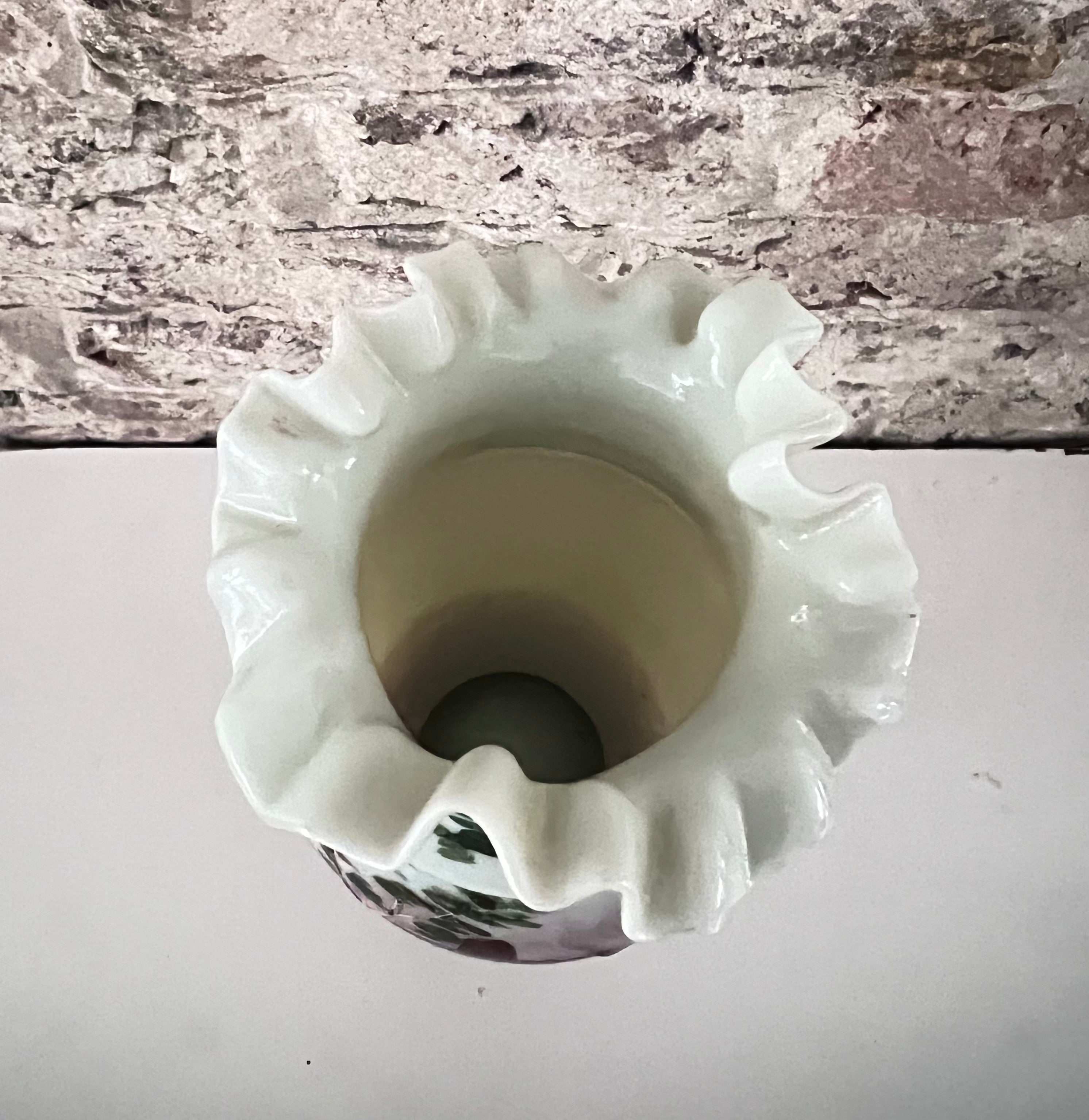 antieke opaline vaas, vintage aardetinten vaas, glazen vaas met huis afbeelding, nostalgische vaas, decoratieve vaas antiek, opaline glas vaas, landelijke woondecoratie, unieke antieke vaas, decoratieve vintage vaas, huis decor vaas.