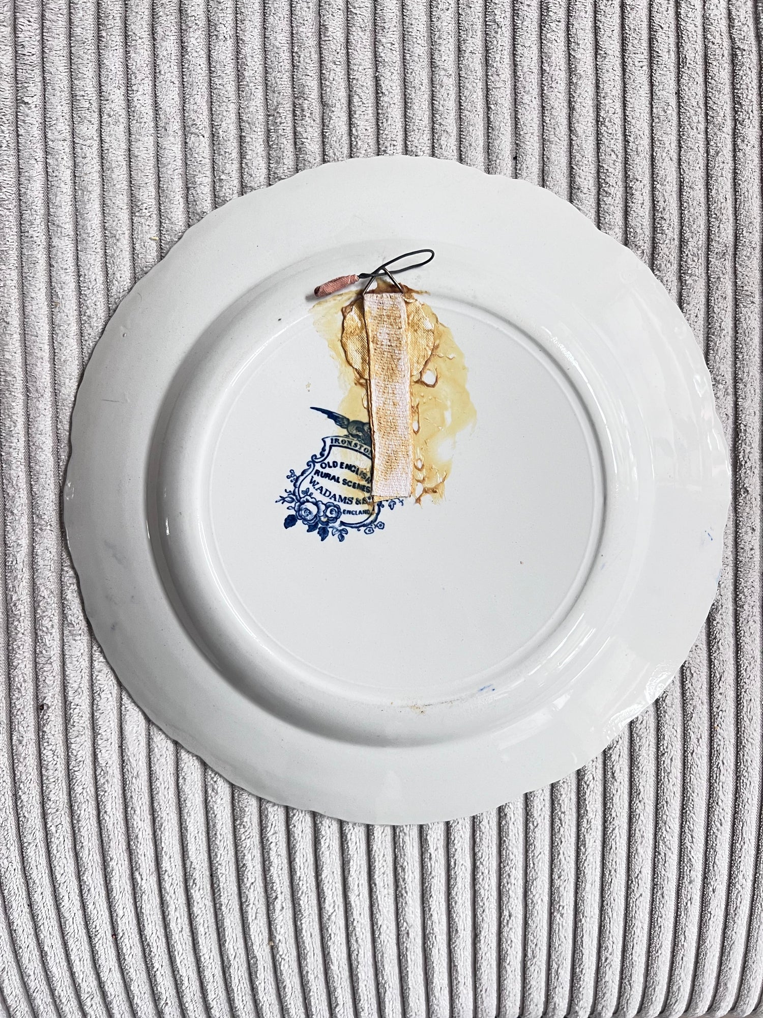 Adams Ironstone wandbord, Ironstone servies, vintage wandbord, boerinnetje met dieren voeren, landelijk wandbord, decoratief bord Ironstone, Adams porselein bord, nostalgisch wandbord, landelijke stijl decor, vintage keukenaccessoires.