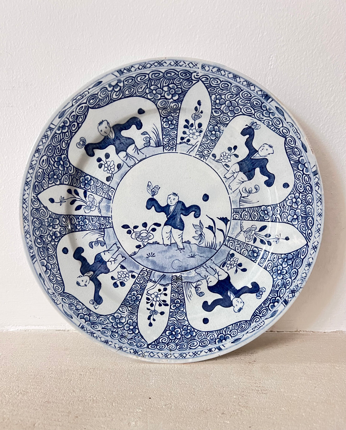 antiek Chinees wandbord, Kangxi stijl bord, handbeschilderd wandbord, Chinees antiek circa 1910, wandbord met Zotjes, vintage Chinese decoratie, antiek porselein bord, historisch Chinees wandbord, Kangxi porselein stijl, Chinees kunstwerk bord.