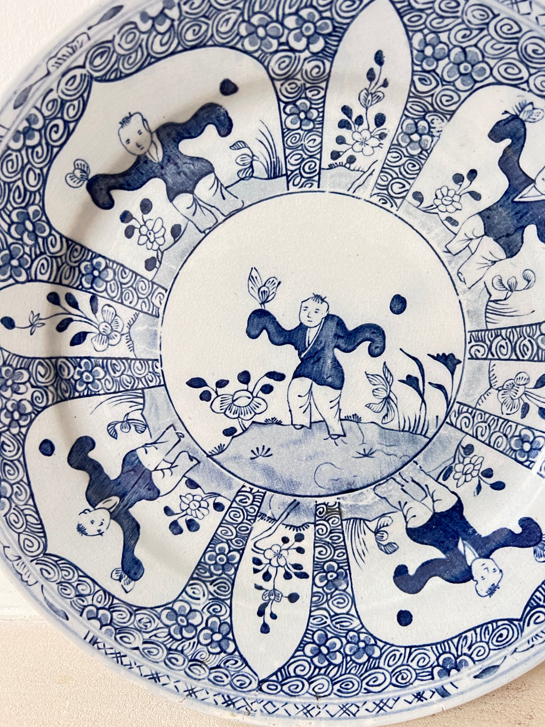 antiek Chinees wandbord, Kangxi stijl bord, handbeschilderd wandbord, Chinees antiek circa 1910, wandbord met Zotjes, vintage Chinese decoratie, antiek porselein bord, historisch Chinees wandbord, Kangxi porselein stijl, Chinees kunstwerk bord.