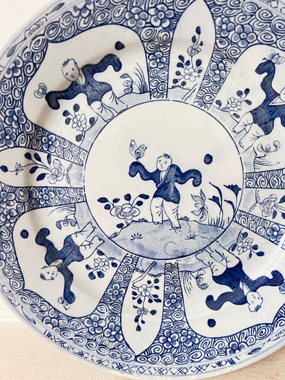 antiek Chinees wandbord, Kangxi stijl bord, handbeschilderd wandbord, Chinees antiek circa 1910, wandbord met Zotjes, vintage Chinese decoratie, antiek porselein bord, historisch Chinees wandbord, Kangxi porselein stijl, Chinees kunstwerk bord.