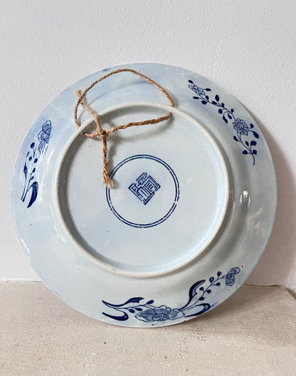 antiek Chinees wandbord, Kangxi stijl bord, handbeschilderd wandbord, Chinees antiek circa 1910, wandbord met Zotjes, vintage Chinese decoratie, antiek porselein bord, historisch Chinees wandbord, Kangxi porselein stijl, Chinees kunstwerk bord.