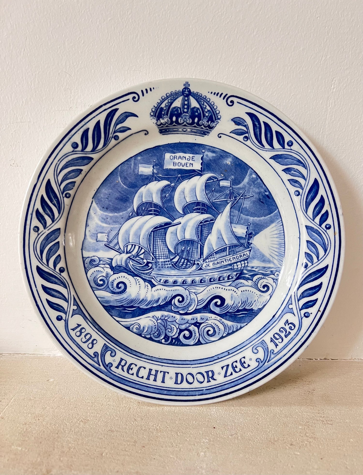 herdenkingsbord zilveren regeringsjubileum Wilhelmina, Wilhelmina jubileumbord 1923, koninklijk herdenkingsbord, zilveren jubileumbord Wilhelmina, koninklijke memorabilia Nederland, Wilhelmina collector’s item, historisch jubileumbord, 25-jarig regeringsjubileum bord, vintage koninklijke decoratie, Nederlandse monarchie souvenir.