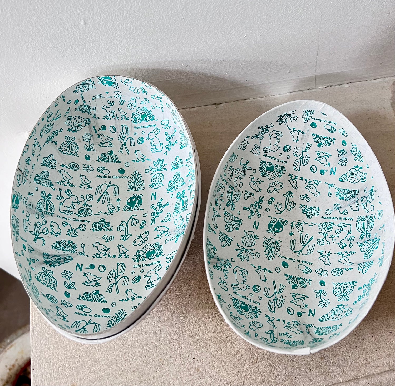 Vintage paasei van papier, candy container pasen