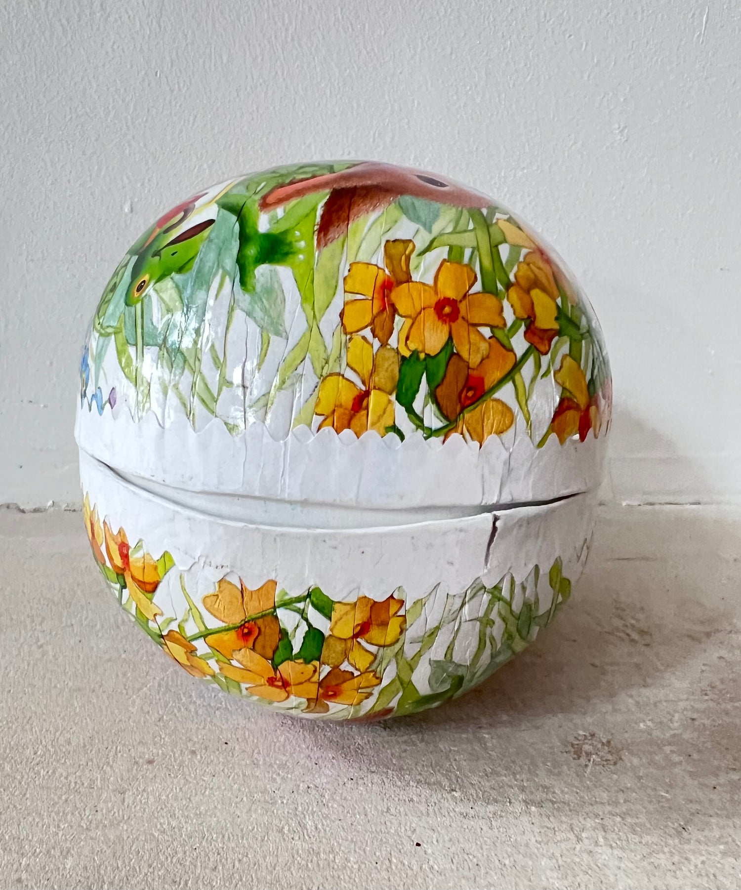 Vintage paasei van papier, candy container pasen