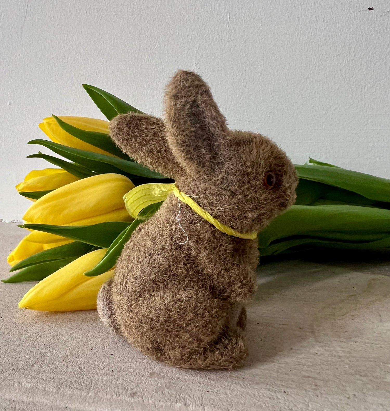 Paashaas, flock haasje, paaldecoratie