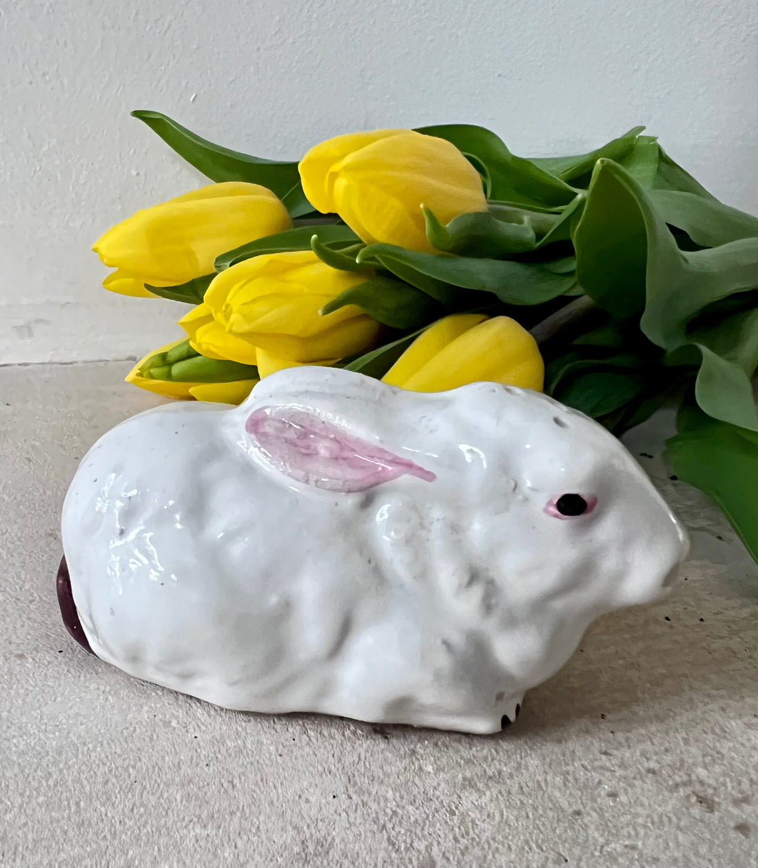 brocante zoutvaatje, zoutvaatje witte haas, vintage zoutvaatje, brocante servies, tafeldecoratie brocante, zoutbakje haas, nostalgisch servies, retro zoutvaatje