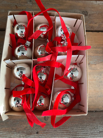 Setje vintage kerstballetjes in een doosje
