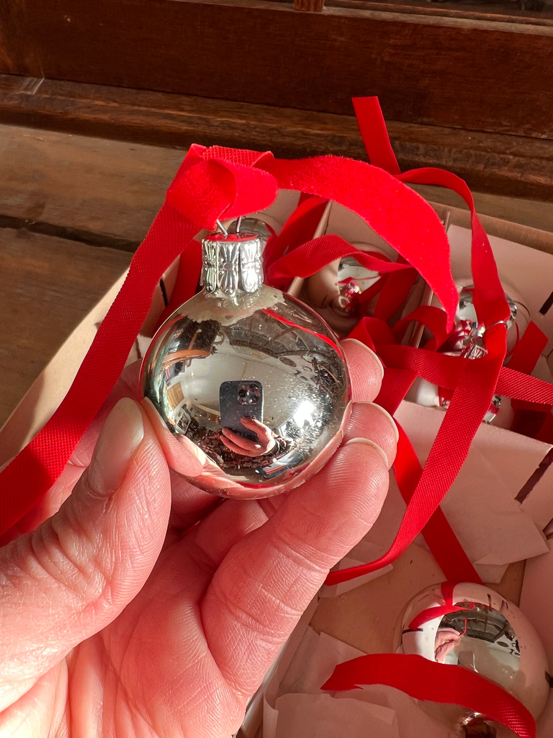 Set Vintage-Weihnachtskugeln in einer Schachtel