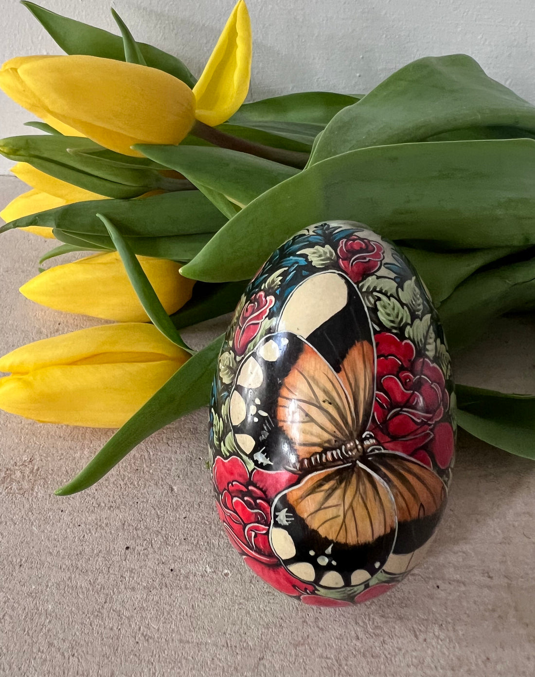 vintage souvenir ei Bali, handbeschilderd souvenir, Balinees kunstobject, glas ei handbeschilderd, monarch vlinder souvenir, authentiek Bali cadeau, handgemaakte Bali decoratie, kleurrijk souvenir uit Bali, Balinees handwerk, uniek vintage souvenir