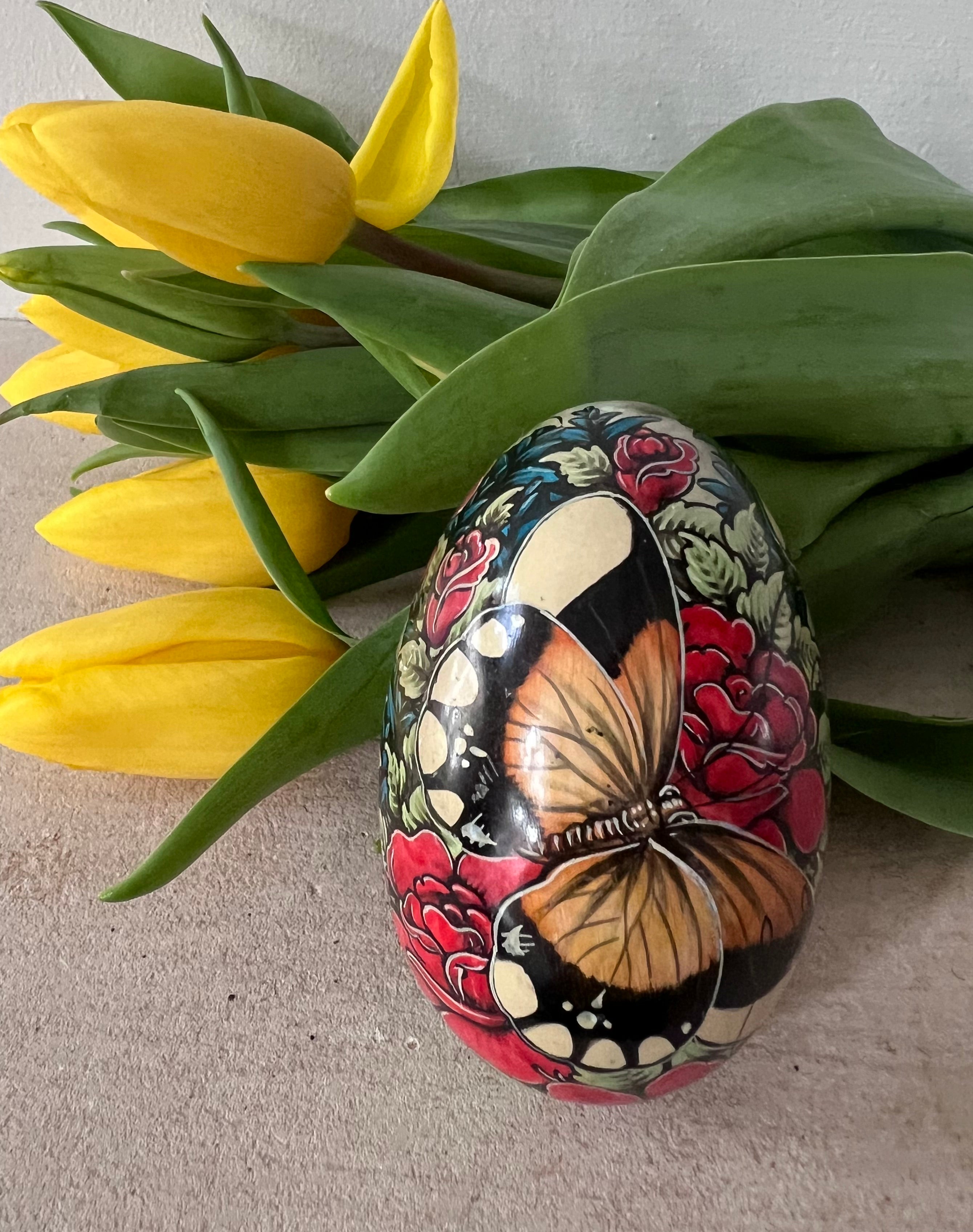 vintage souvenir ei Bali, handbeschilderd souvenir, Balinees kunstobject, glas ei handbeschilderd, monarch vlinder souvenir, authentiek Bali cadeau, handgemaakte Bali decoratie, kleurrijk souvenir uit Bali, Balinees handwerk, uniek vintage souvenir