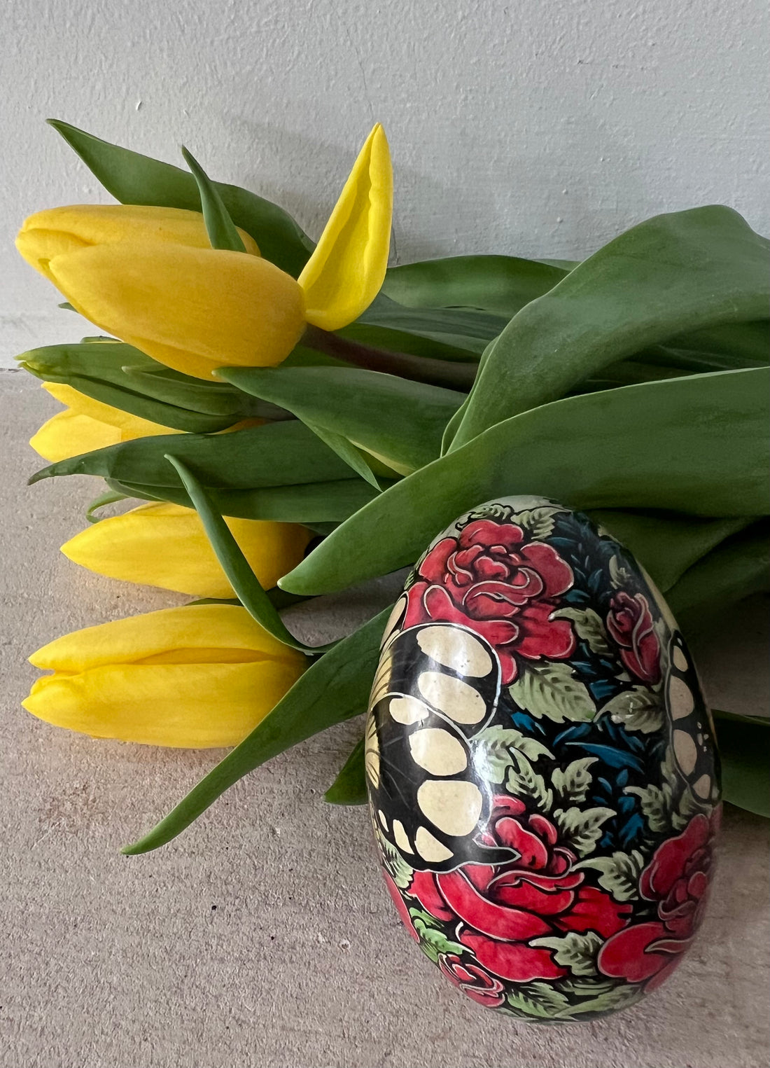 vintage souvenir ei Bali, handbeschilderd souvenir, Balinees kunstobject, glas ei handbeschilderd, monarch vlinder souvenir, authentiek Bali cadeau, handgemaakte Bali decoratie, kleurrijk souvenir uit Bali, Balinees handwerk, uniek vintage souvenir