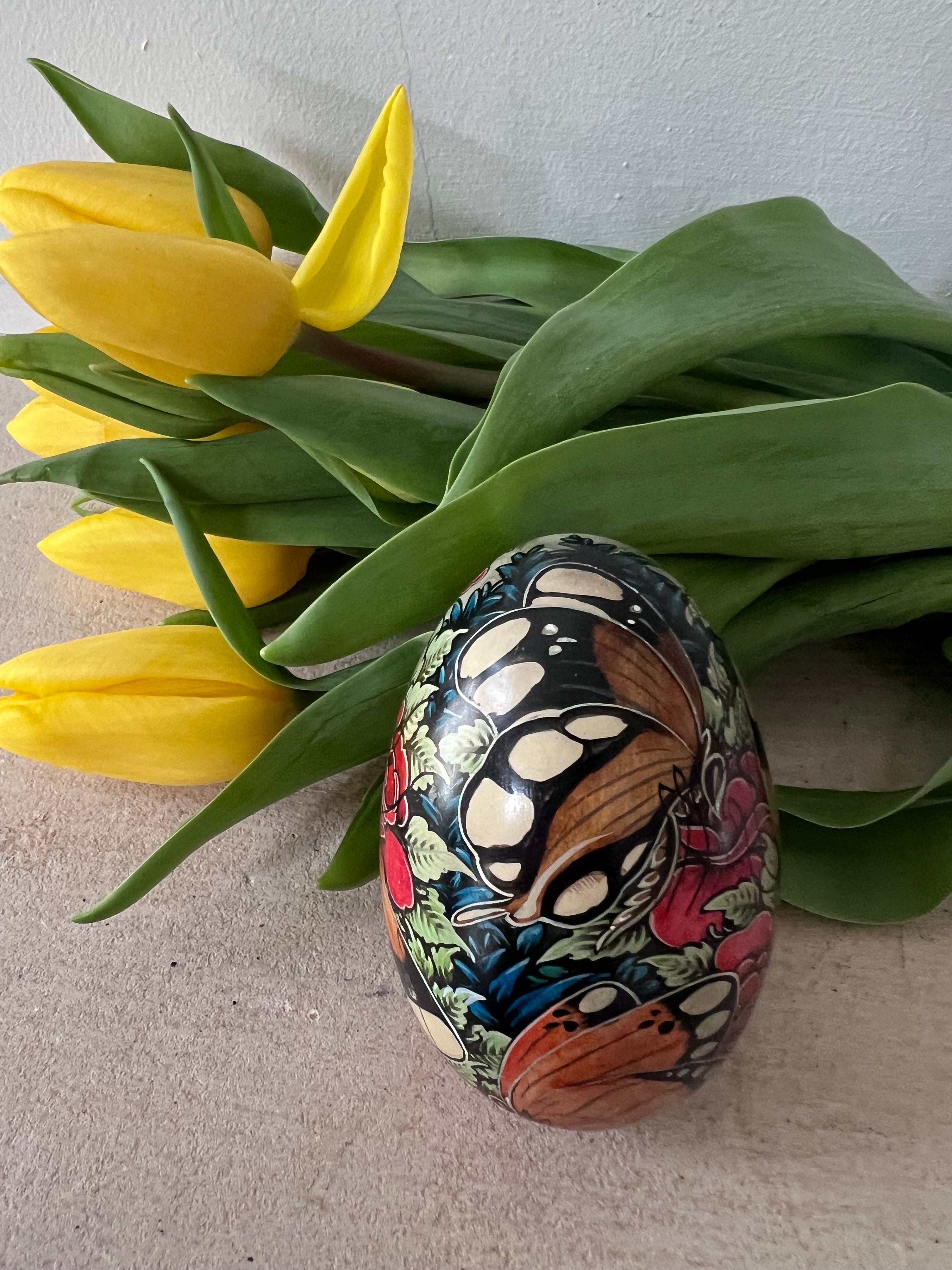 vintage souvenir ei Bali, handbeschilderd souvenir, Balinees kunstobject, glas ei handbeschilderd, monarch vlinder souvenir, authentiek Bali cadeau, handgemaakte Bali decoratie, kleurrijk souvenir uit Bali, Balinees handwerk, uniek vintage souvenir
