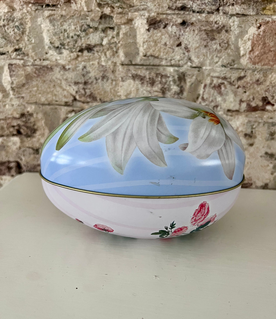 vintage paasei blik, paasei blik met bloemen, retro paasdecoratie, nostalgisch paasblik, metalen paasei blik, vintage paasaccessoires, bloemenmotief paasblik, paasdecoratie vintage stijl, origineel paasei bewaardoos, retro paasthema