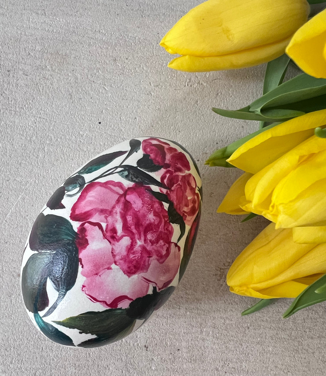 vintage handbeschilderd ganzenei, ganzenei met roze bloemen, handgemaakte vintage decoratie, handbeschilderde eieren, decoratief ganzenei vintage, uniek geschenk vintage, bloemenmotief ganzenei, artisanaal beschilderd ei, vintage collectie eieren, handgeschilderde paasdecoratie