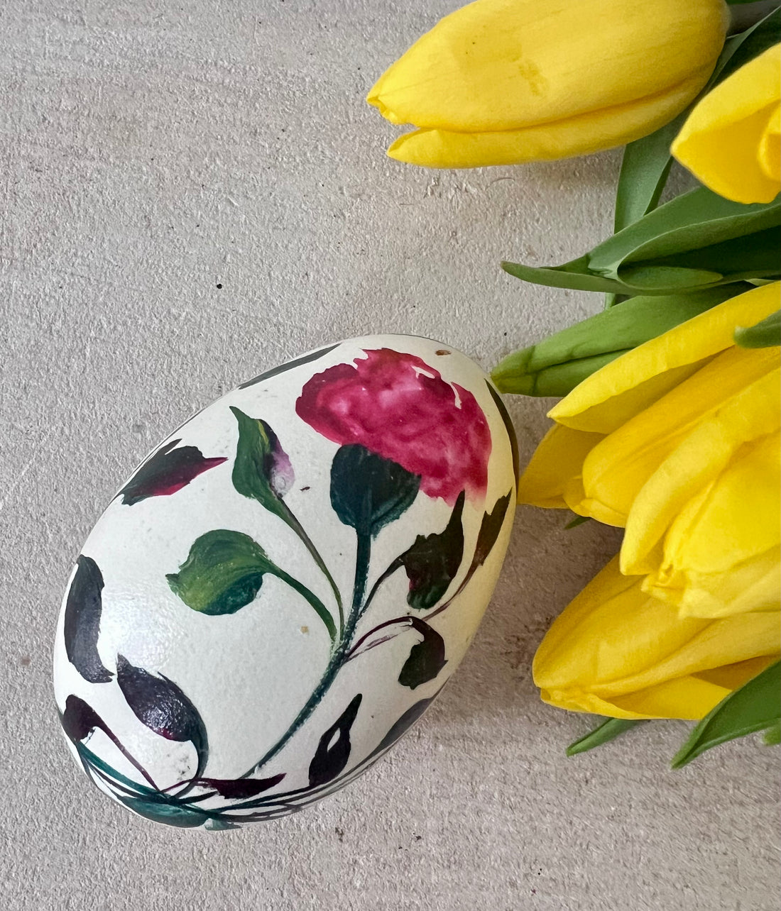 vintage handbeschilderd ganzenei, ganzenei met roze bloemen, handgemaakte vintage decoratie, handbeschilderde eieren, decoratief ganzenei vintage, uniek geschenk vintage, bloemenmotief ganzenei, artisanaal beschilderd ei, vintage collectie eieren, handgeschilderde paasdecoratie