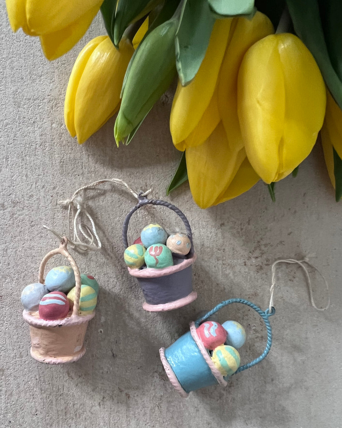 vintage paasdecoratie, paastak decoratie, eiermandjes paaseieren, pastelkleurige eitjes, paasversiering vintage, paasdecoratie paastak, paastak eiermandjes, lente decoratie pasen.