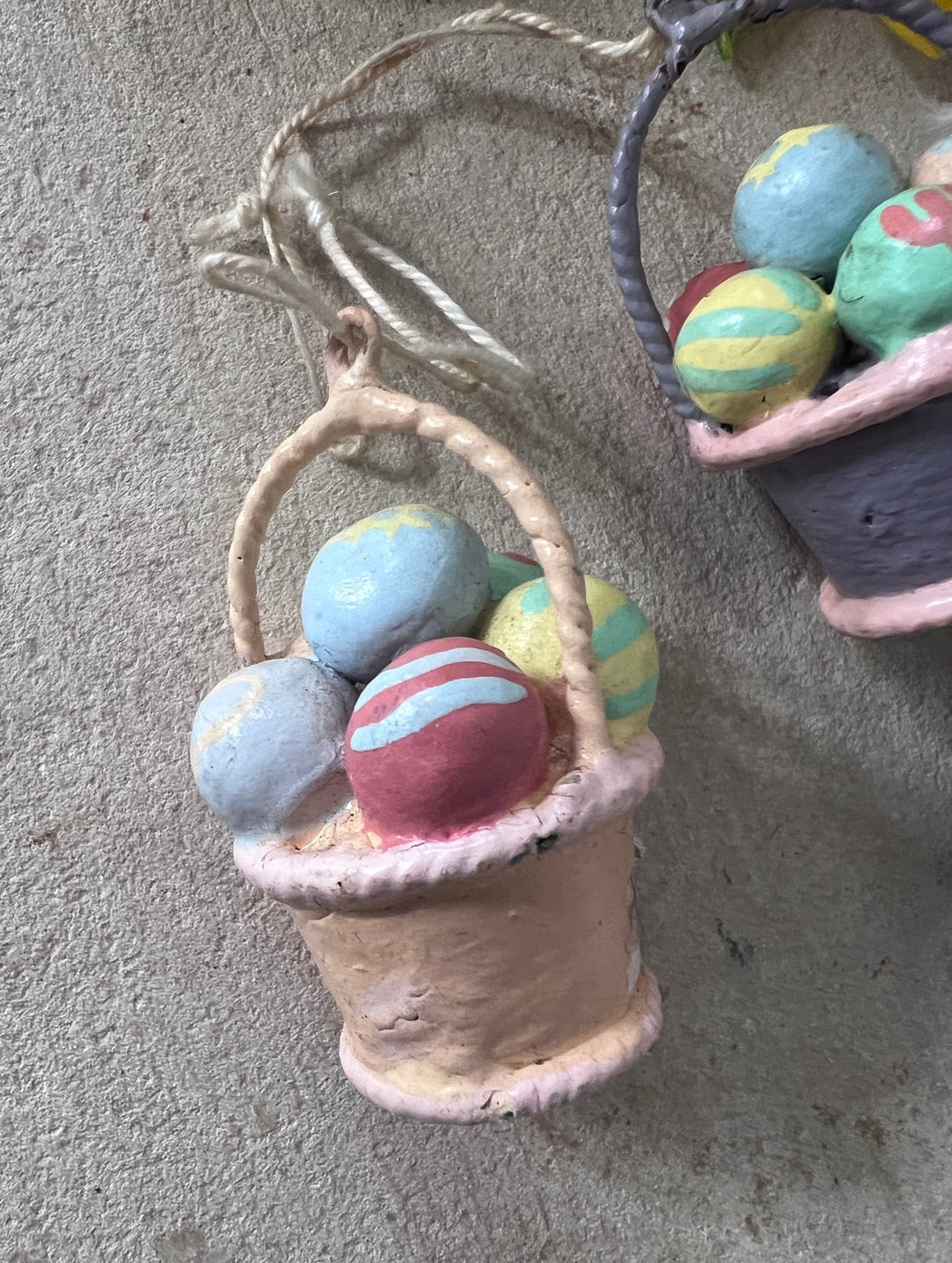 vintage paasdecoratie, paastak decoratie, eiermandjes paaseieren, pastelkleurige eitjes, paasversiering vintage, paasdecoratie paastak, paastak eiermandjes, lente decoratie pasen.