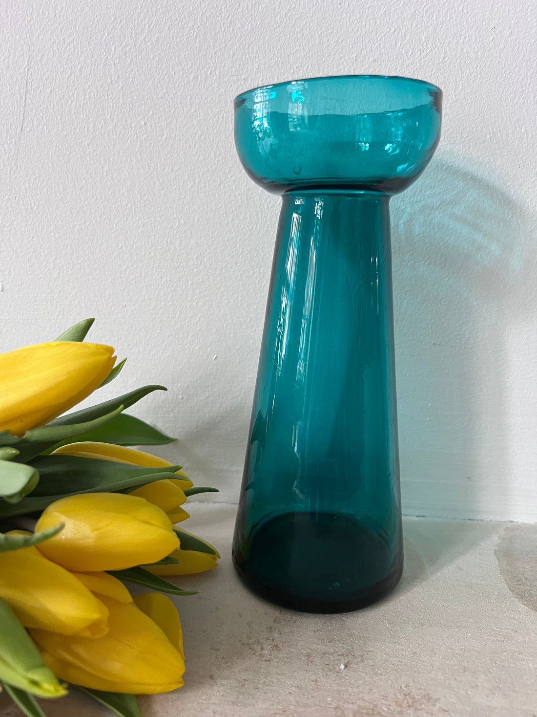 vintage bollenvaas petrol, mondgeblazen vaas, handgemaakte glazen vaas, petrol kleur vaas, vintage glazen vaas, mondgeblazen glas, unieke vaas vintage, decoratieve vaas, ambachtelijke vaas, glasvaas petrol