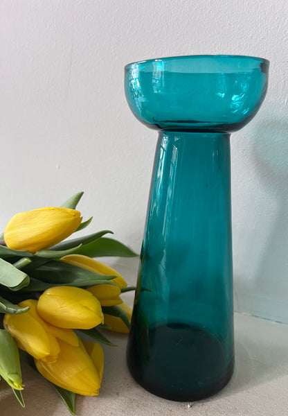 vintage bollenvaas petrol, mondgeblazen vaas, handgemaakte glazen vaas, petrol kleur vaas, vintage glazen vaas, mondgeblazen glas, unieke vaas vintage, decoratieve vaas, ambachtelijke vaas, glasvaas petrol