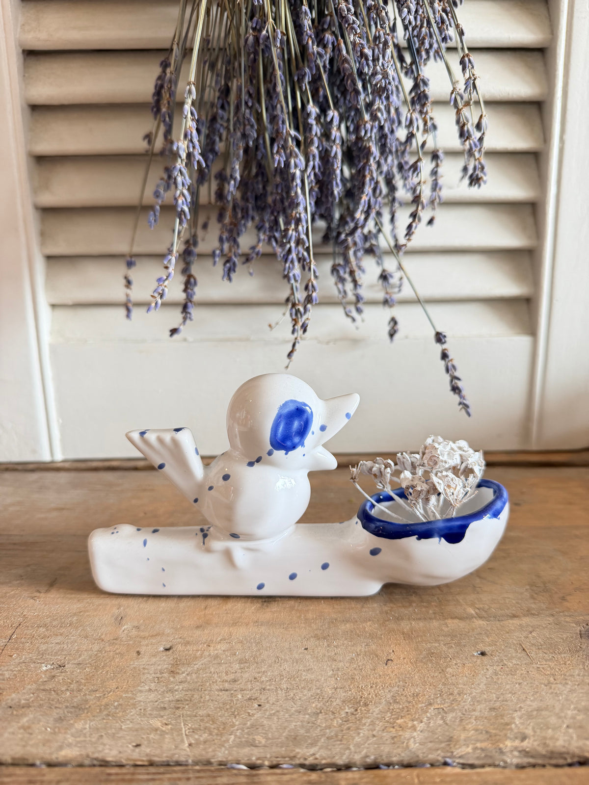 Jasmin Djerzic, Flower Thief, designvaasje, keramieke solifleur, Dutch Design, klein bloemenvaasje, vogeltje vaasje, design woonaccessoire, tweedehands design, decoratief keramiek, Sofia&