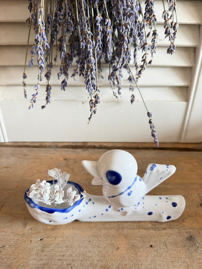 Jasmin Djerzic, Flower Thief, designvaasje, keramieke solifleur, Dutch Design, klein bloemenvaasje, vogeltje vaasje, design woonaccessoire, tweedehands design, decoratief keramiek, Sofia&