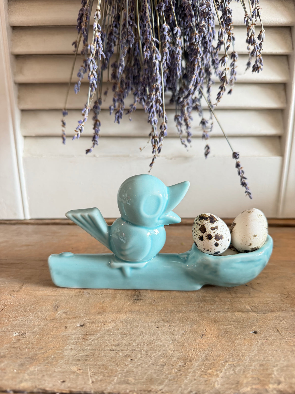 Jasmin Djerzic, Flower Thief, designvaasje, keramieke solifleur, Dutch Design, klein bloemenvaasje, vogeltje vaasje, design woonaccessoire, tweedehands design, decoratief keramiek, Sofia&