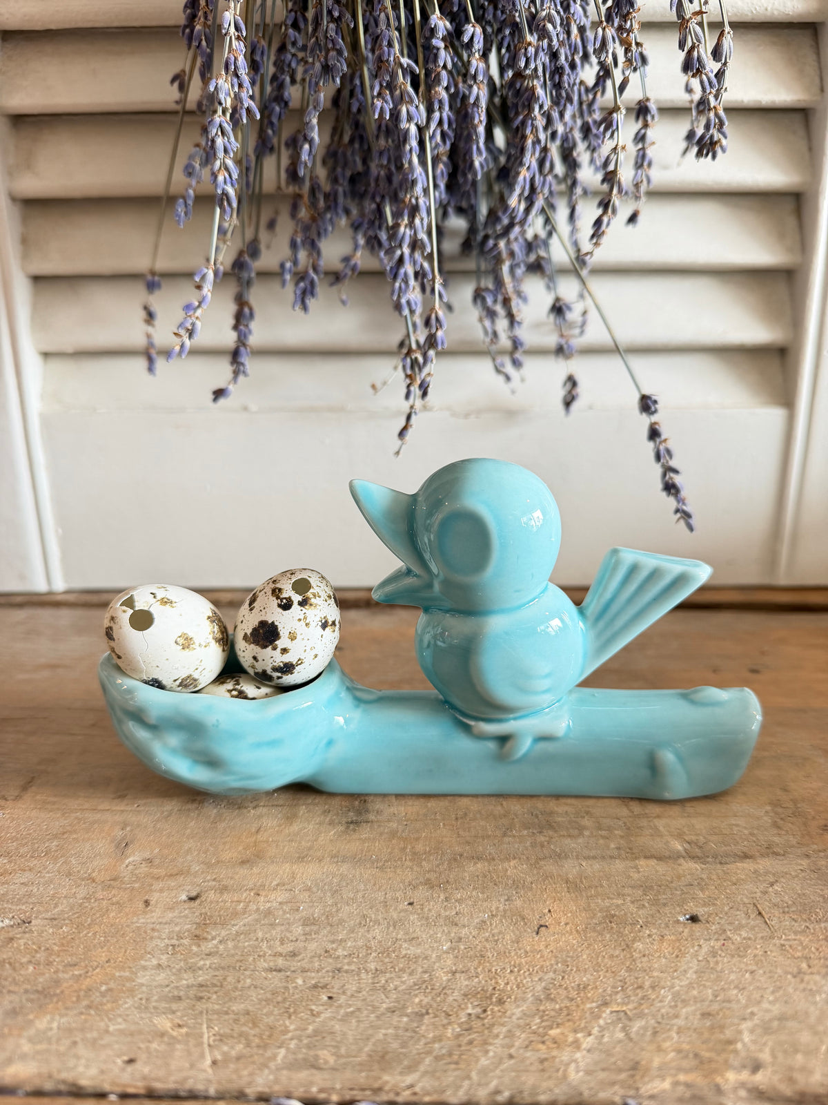 Jasmin Djerzic, Flower Thief, designvaasje, keramieke solifleur, Dutch Design, klein bloemenvaasje, vogeltje vaasje, design woonaccessoire, tweedehands design, decoratief keramiek, Sofia&