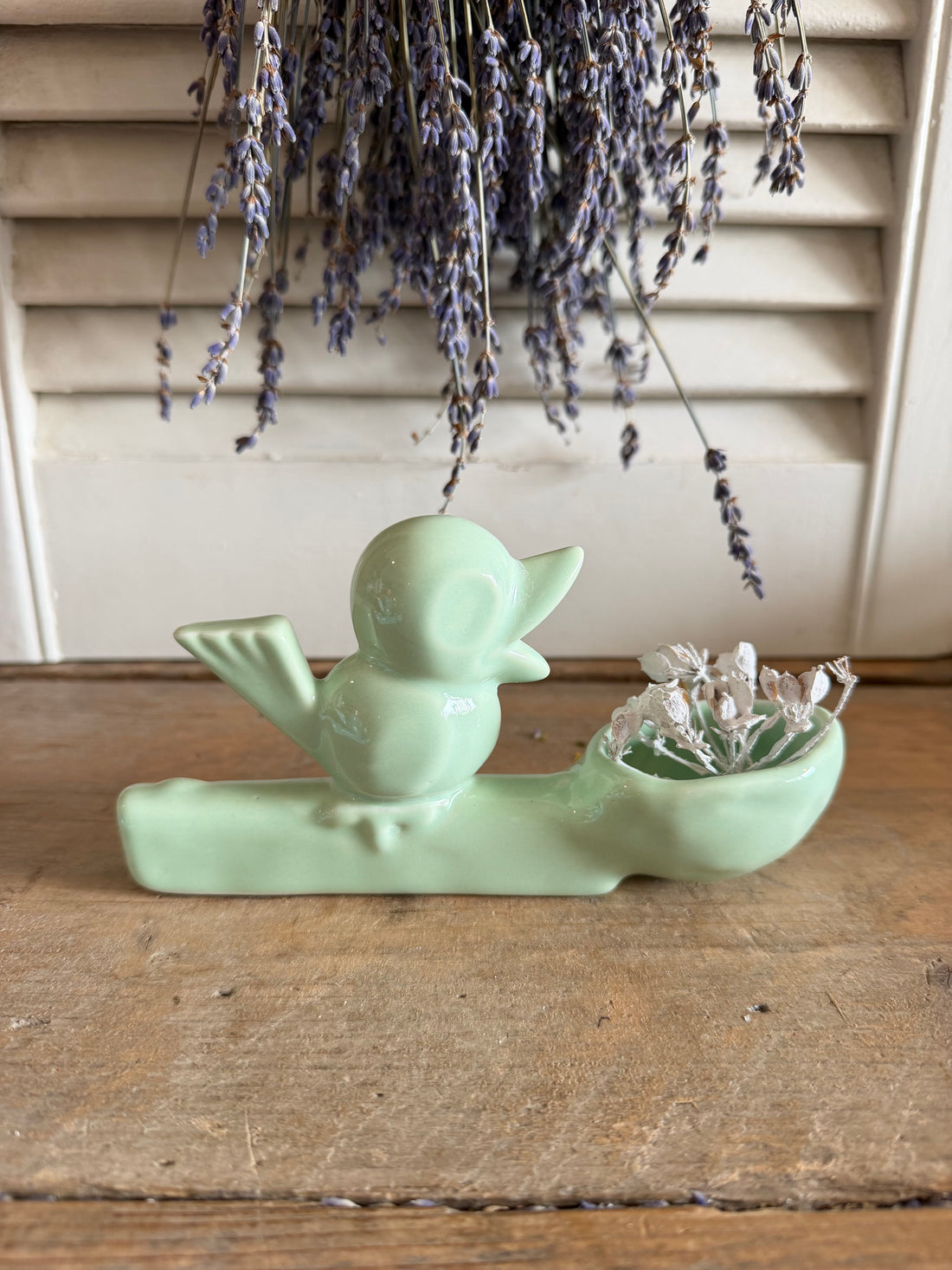 Jasmin Djerzic, Flower Thief, designvaasje, keramieke solifleur, Dutch Design, klein bloemenvaasje, vogeltje vaasje, design woonaccessoire, tweedehands design, decoratief keramiek, Sofia&