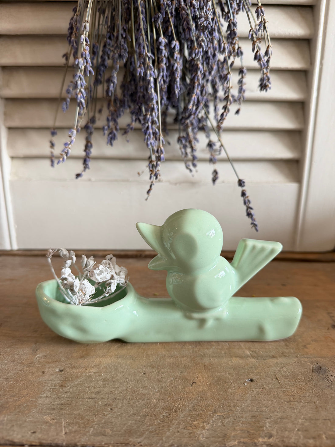 Jasmin Djerzic, Flower Thief, designvaasje, keramieke solifleur, Dutch Design, klein bloemenvaasje, vogeltje vaasje, design woonaccessoire, tweedehands design, decoratief keramiek, Sofia&
