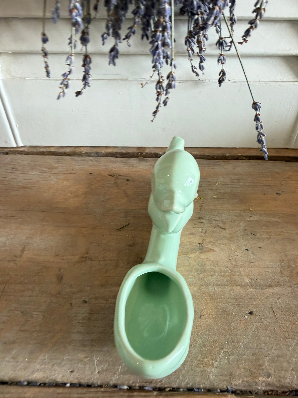 Jasmin Djerzic, Flower Thief, designvaasje, keramieke solifleur, Dutch Design, klein bloemenvaasje, vogeltje vaasje, design woonaccessoire, tweedehands design, decoratief keramiek, Sofia&