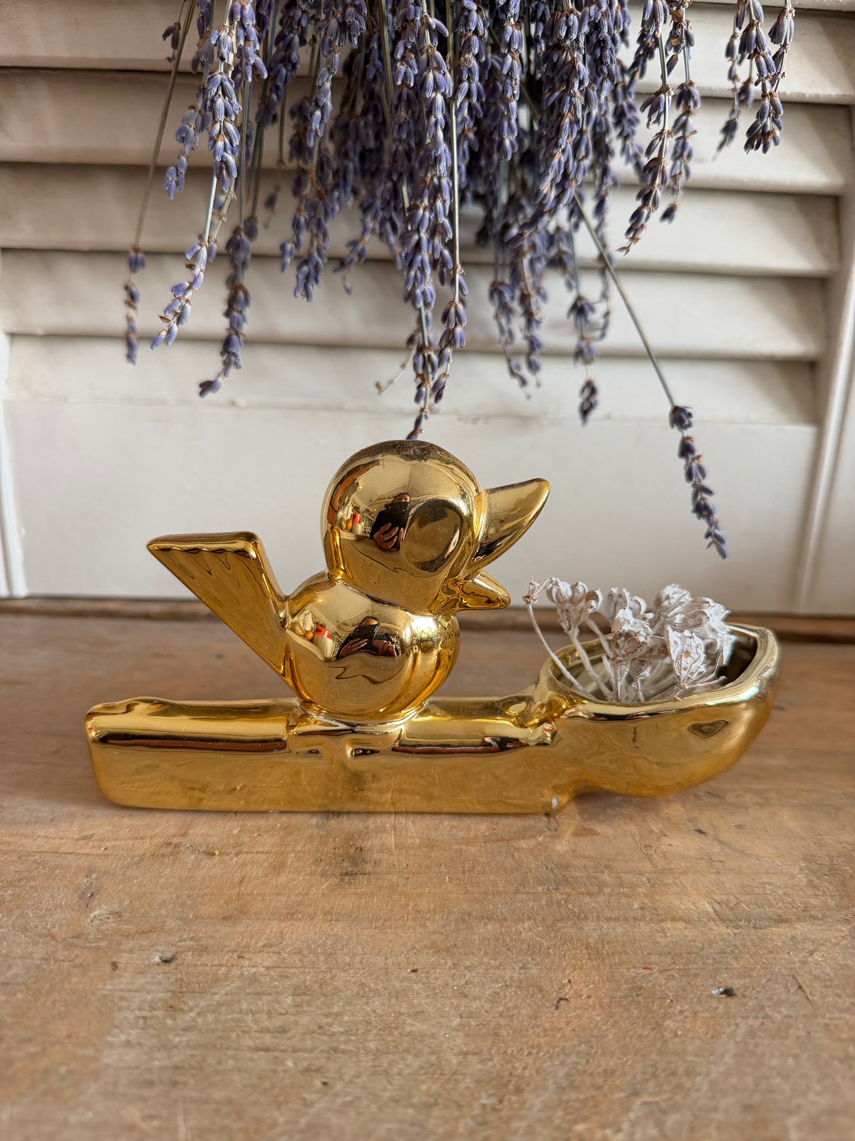Jasmin Djerzic, Flower Thief, designvaasje, keramieke solifleur, Dutch Design, klein bloemenvaasje, vogeltje vaasje, design woonaccessoire, tweedehands design, decoratief keramiek, Sofia&