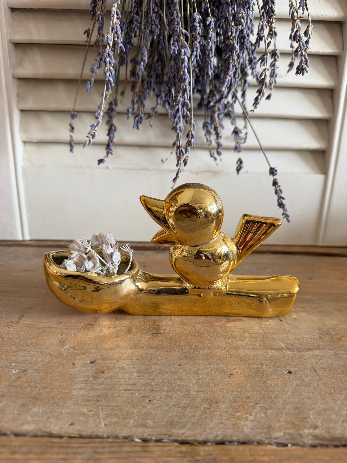 Jasmin Djerzic, Flower Thief, designvaasje, keramieke solifleur, Dutch Design, klein bloemenvaasje, vogeltje vaasje, design woonaccessoire, tweedehands design, decoratief keramiek, Sofia&