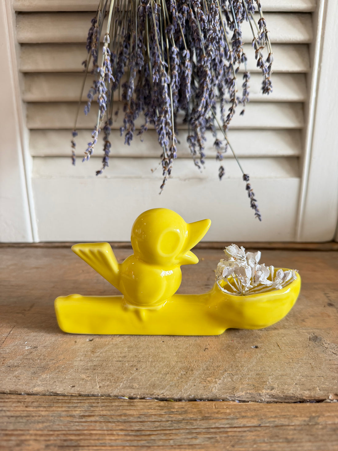 Jasmin Djerzic, Flower Thief, designvaasje, keramieke solifleur, Dutch Design, klein bloemenvaasje, vogeltje vaasje, design woonaccessoire, tweedehands design, decoratief keramiek, Sofia&