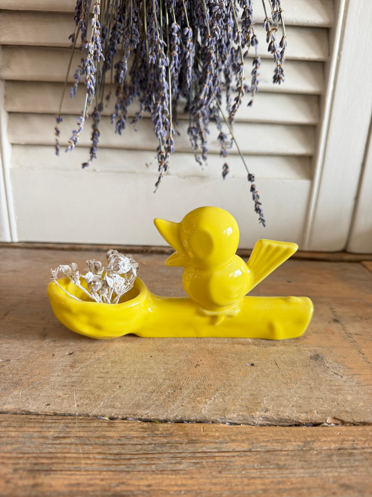 Jasmin Djerzic, Flower Thief, designvaasje, keramieke solifleur, Dutch Design, klein bloemenvaasje, vogeltje vaasje, design woonaccessoire, tweedehands design, decoratief keramiek, Sofia&
