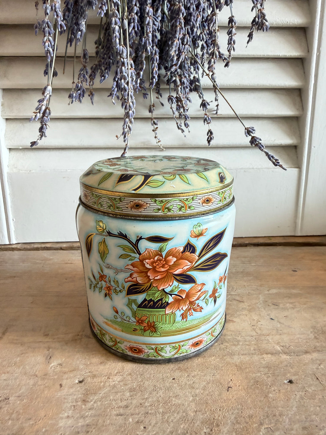 Vintage blik, vintage bewaarblik, metalen blik met chinese bloemen, nostalgisch snoepblik, Chinees blikje, brocante, Sofia&