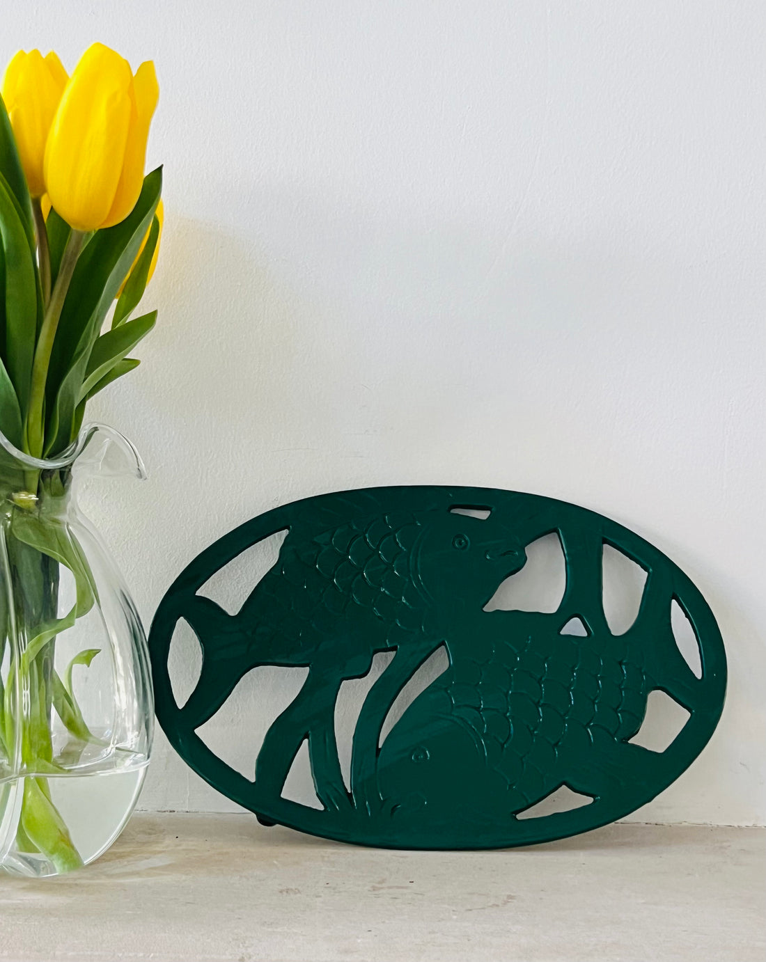 gietijzeren pannenonderzetter, pannenonderzetter vissen, decoratieve pannenonderzetter, hittebestendige pannenonderzetter, stevige pannenonderzetter gietijzer.