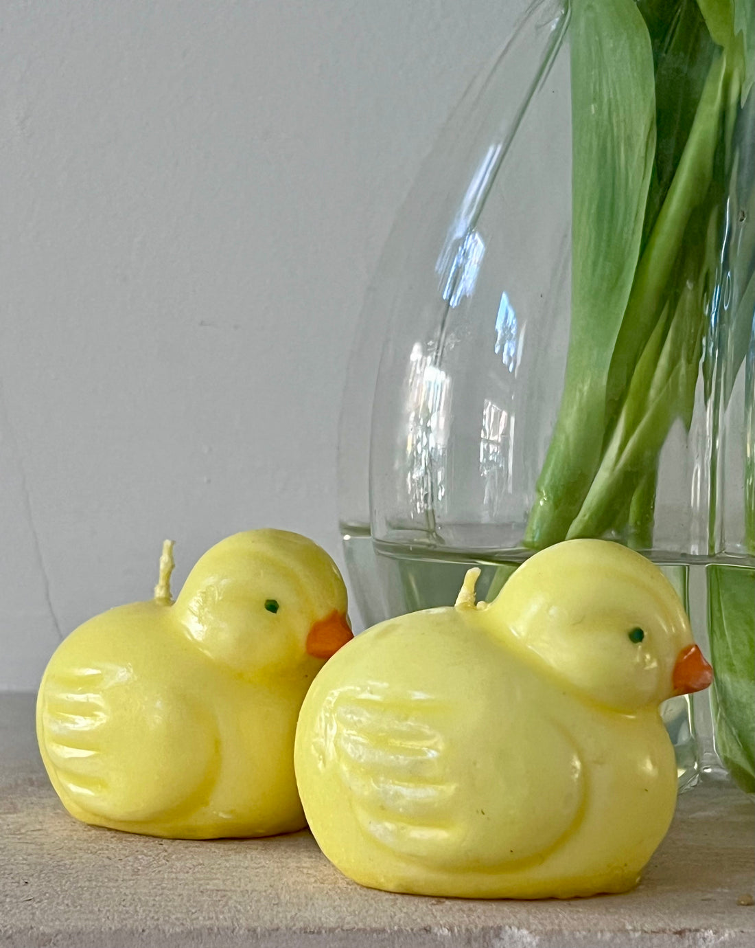 vintage kaarsen, kuikentjes kaars, paasdecoratie kaarsen, retro kaarsen set, lentebruiloft decoratie, decoratieve kaarsen vintage, handgemaakte kaarsen, unieke kaarsen kuikentjes, paasversiering kaarsen, gezellige interieur kaarsen.