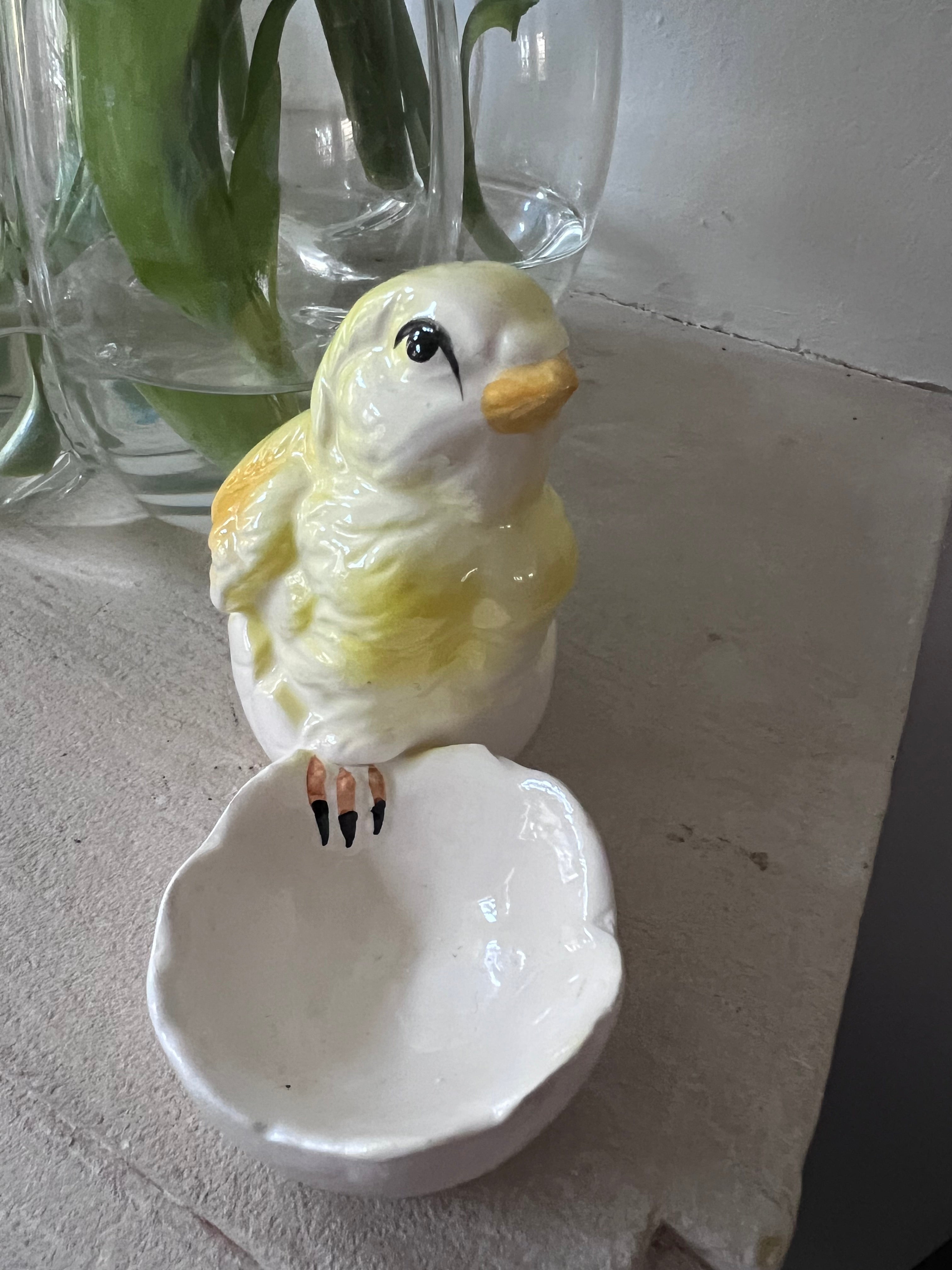 vintage eierdopje, eierdopje met kuikentje, paasdecoratie vintage, retro eierdopje, keramisch eierdopje, nostalgische paasdecoratie, vintage tafeldecoratie, unieke eierdopjes